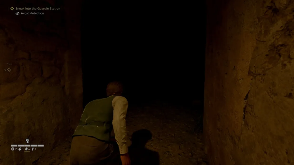 Персонаж крадётся по тёмному туннелю между стенами