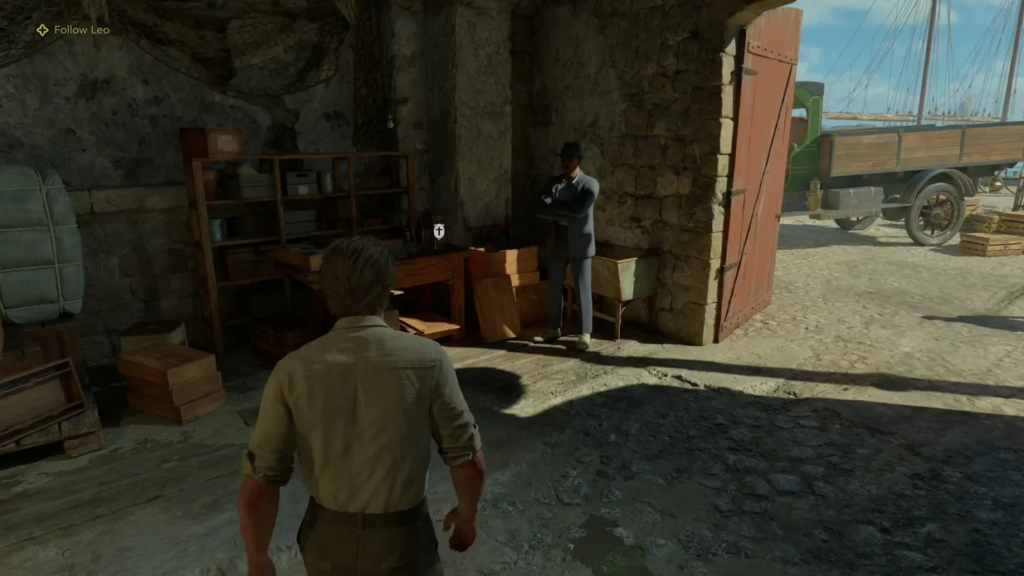 Игрок подходит к мужчине в складе у порта