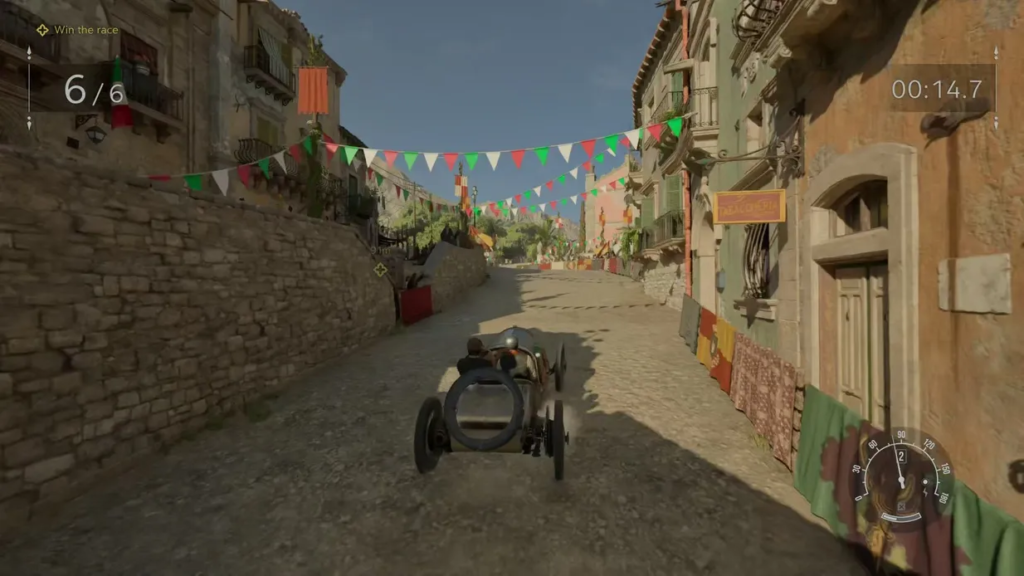 Гоночный автомобиль едет по улице с флажками