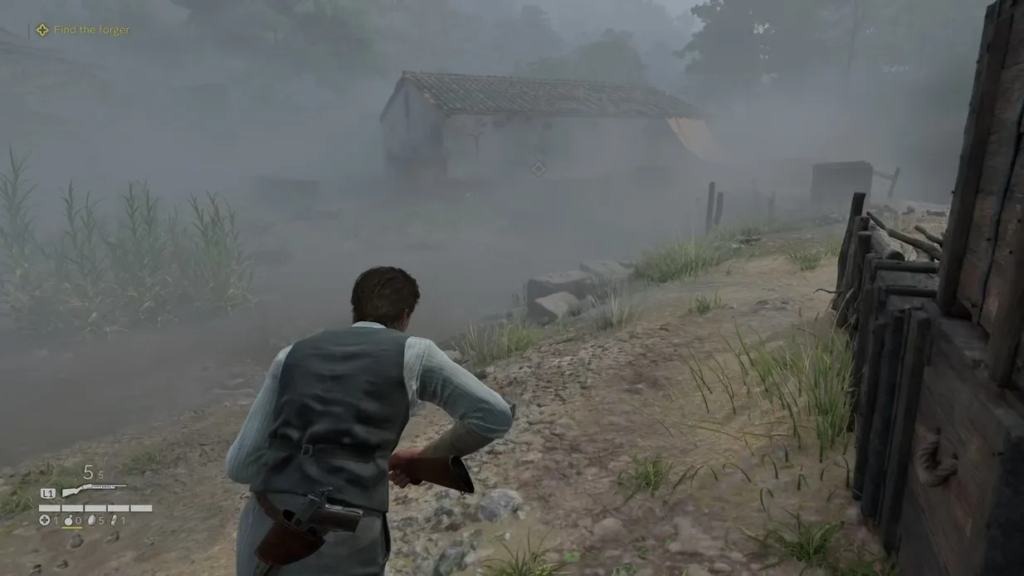 Персонаж с ружьём идёт по туманной тропе у дома