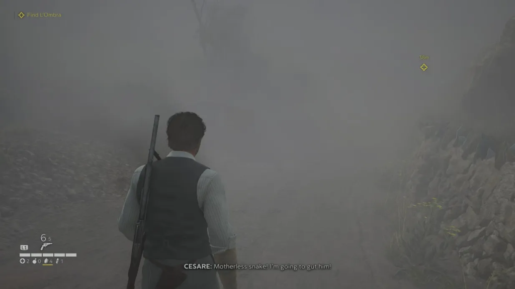 Персонаж с винтовкой идет по туманной тропе