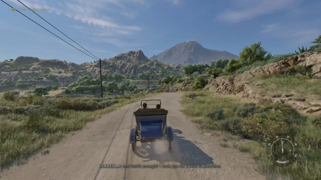 Синий автомобиль едет по дороге в горах