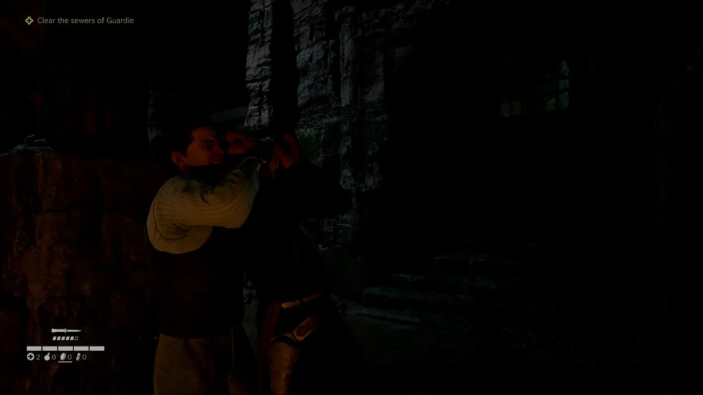 Мужчина держит заложника у каменной стены ночью