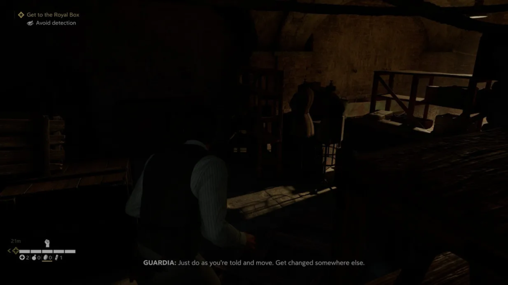 Персонаж крадется в темном помещении с охранниками