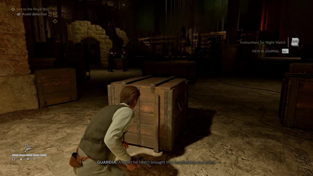 Карл Фэйрберн прячется за ящиком в складе Sniper Elite 4