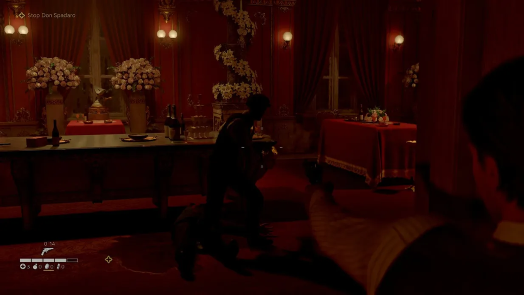 Персонаж целится пистолетом в мужчину в красном зале