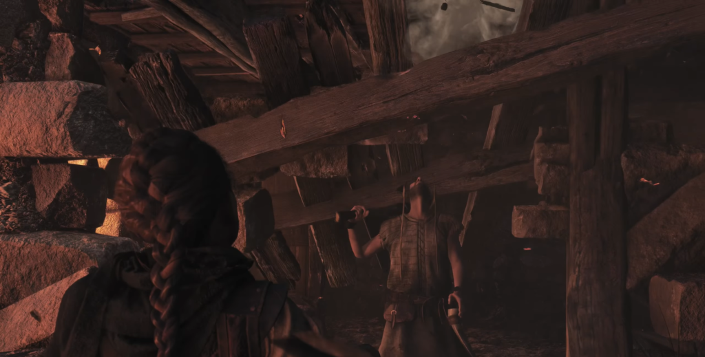 Женщина смотрит на мужчину с факелом в руинах