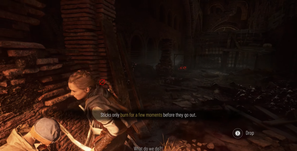 Амиция де Рун прячется у кирпичной стены в руинах