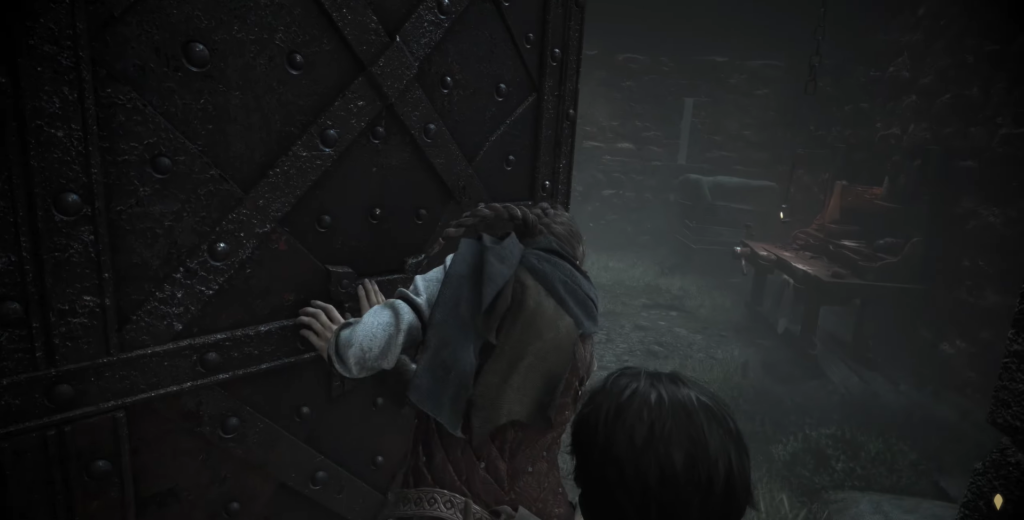 Девочка толкает ворота в туманном дворе