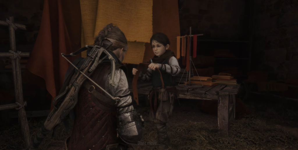 Амиция и Хьюго в палатке держат ремень