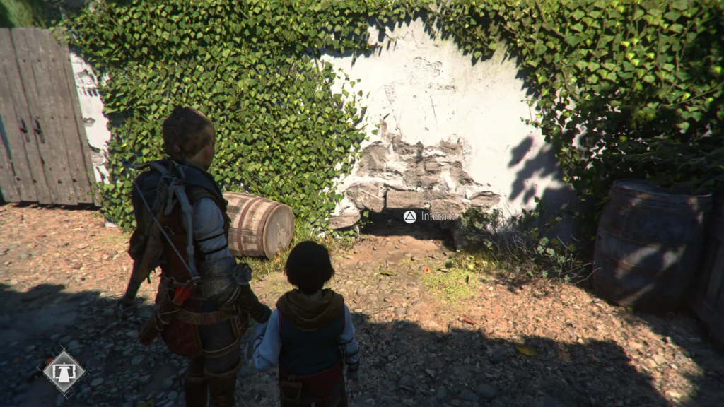 Амиция и Гуго стоят у стены с плющом