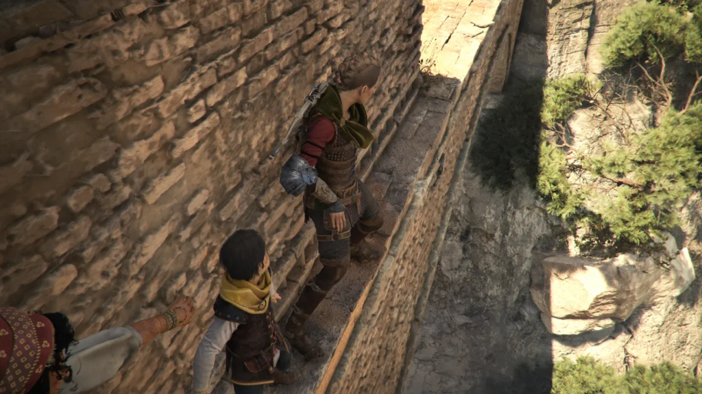 Амисия и Гуго идут по каменной стене