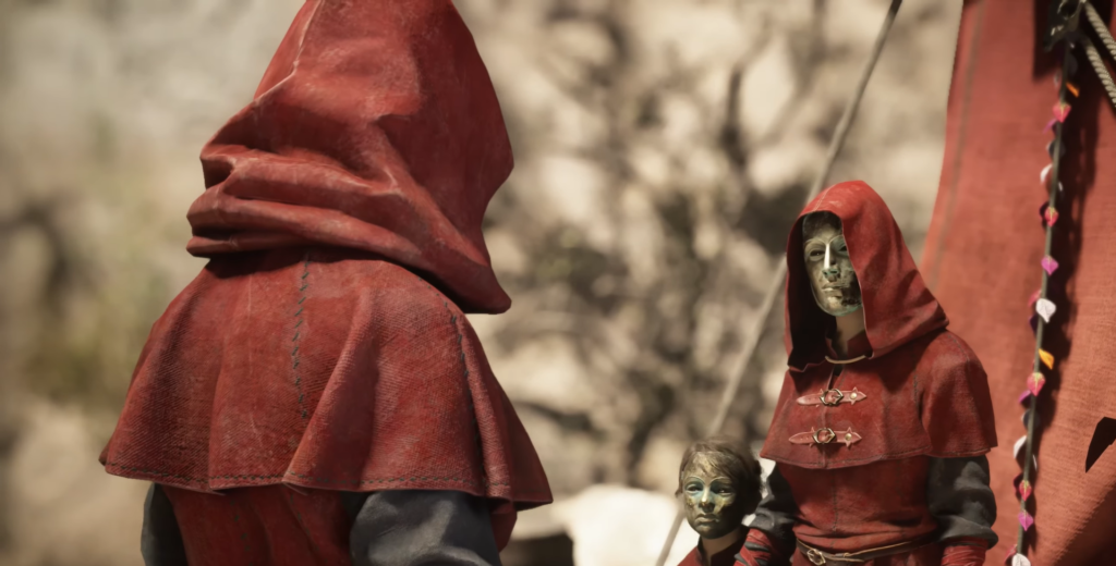 Фигуры в красных капюшонах стоят у палатки