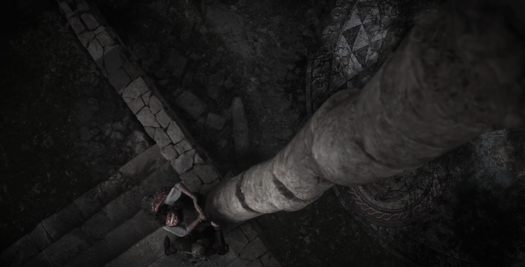 Два человека держатся за каменную колонну внизу