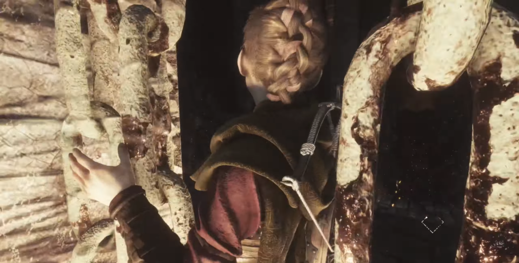 Девушка с косой держится за каменную стену в пещере