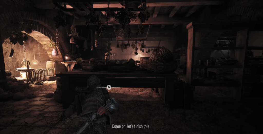 Персонаж прячется за столом в темной комнате