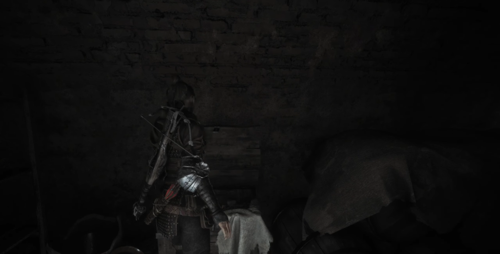 Лара Крофт стоит у сундука в комнате