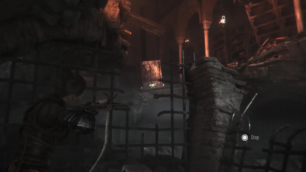 Лара Крофт целится из лука в руинах гробницы