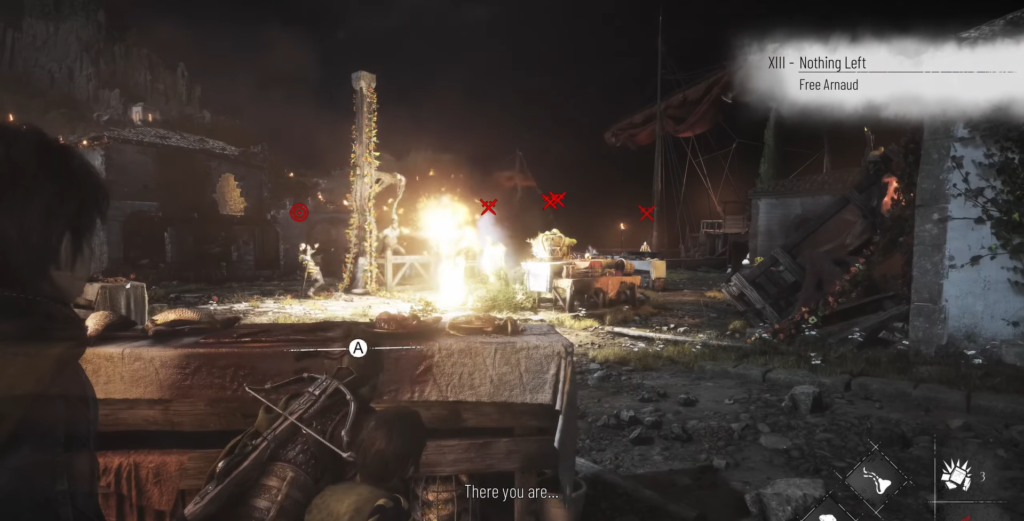 Игрок целится из арбалета в лагере ночью