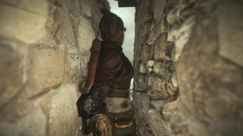 Девушка протискивается между каменными стенами руин