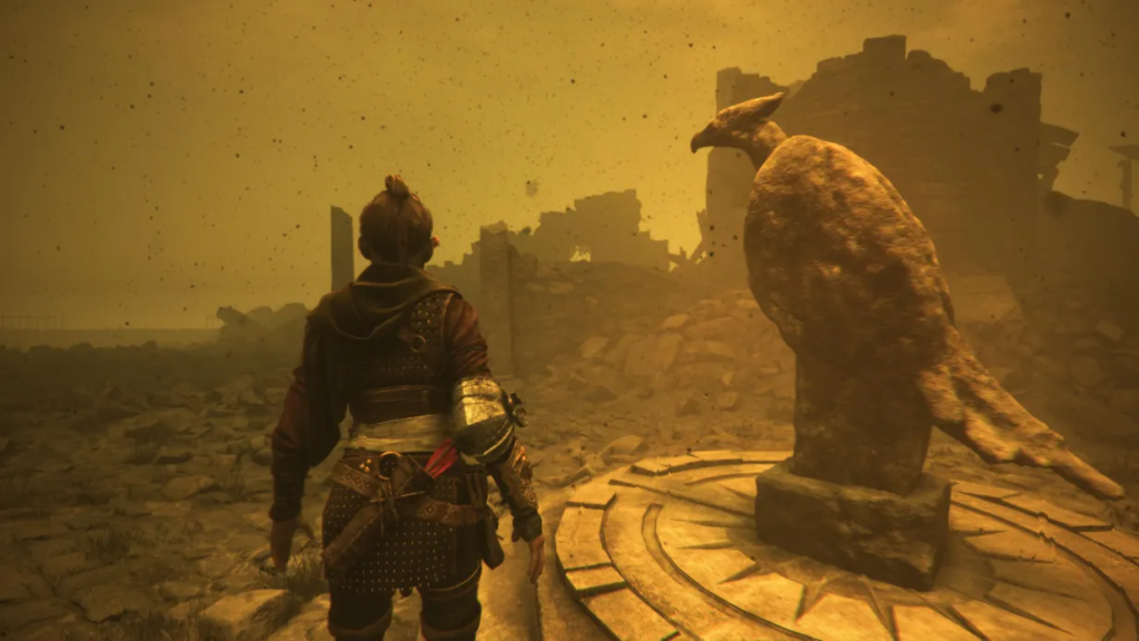 Девушка стоит у статуи птицы среди руин