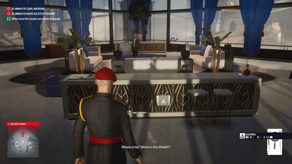 Агент 47 из Hitman стоит в лаунже