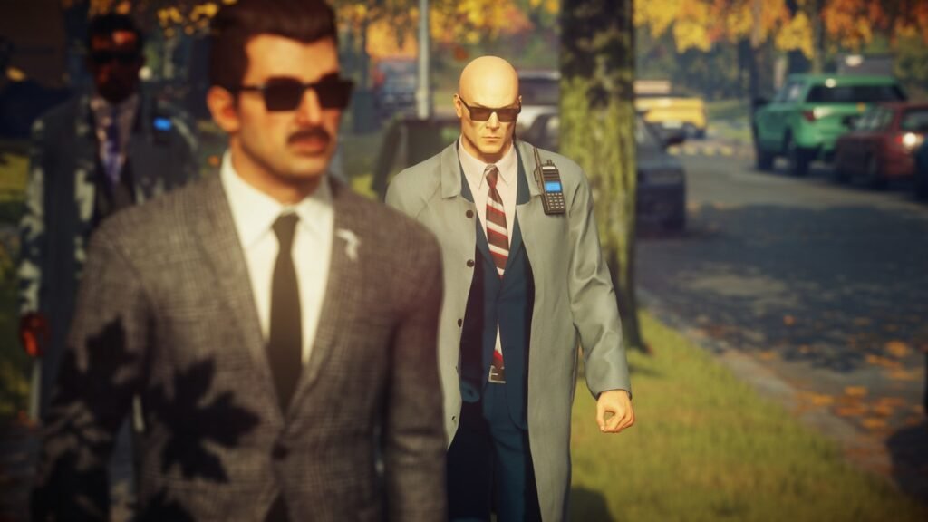 Агент 47 из Hitman идет по улице