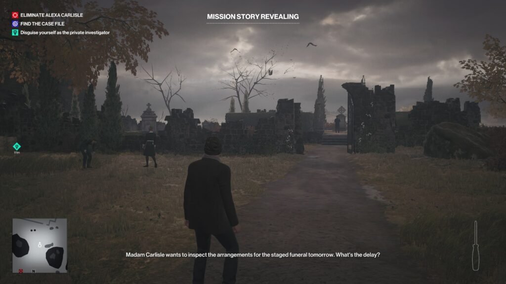 Агент 47 из Hitman идет по кладбищу