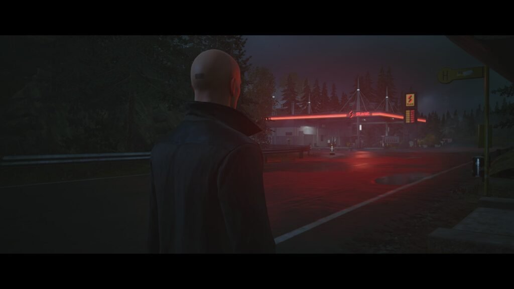 Агент 47 из Hitman смотрит на заправку ночью