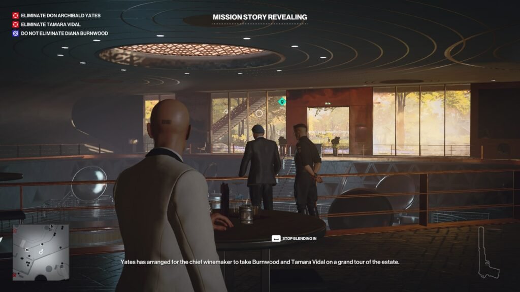 Агент 47 наблюдает охранников в зале Hitman 3