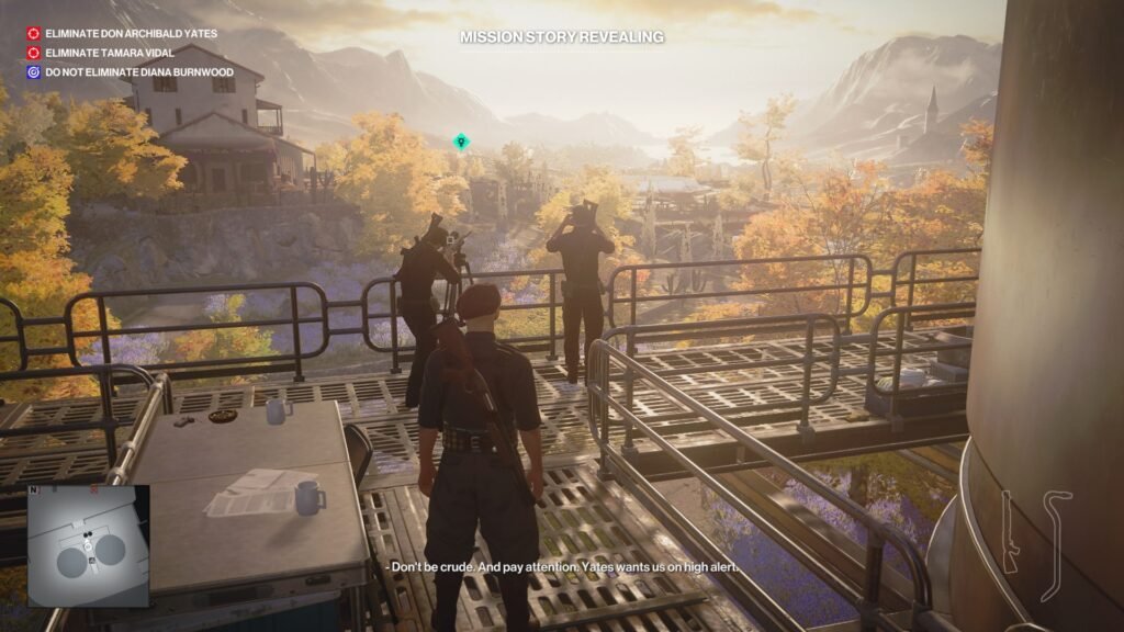 Агент 47 Hitman 3 стоит на платформе завода