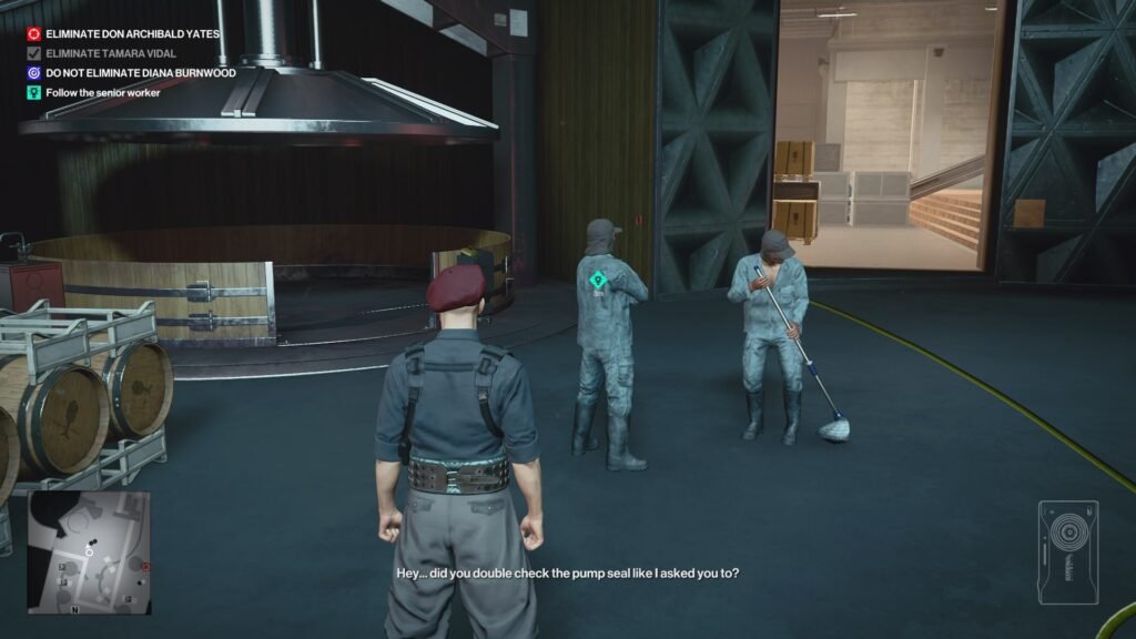 Агент 47 из Hitman стоит в винокурне