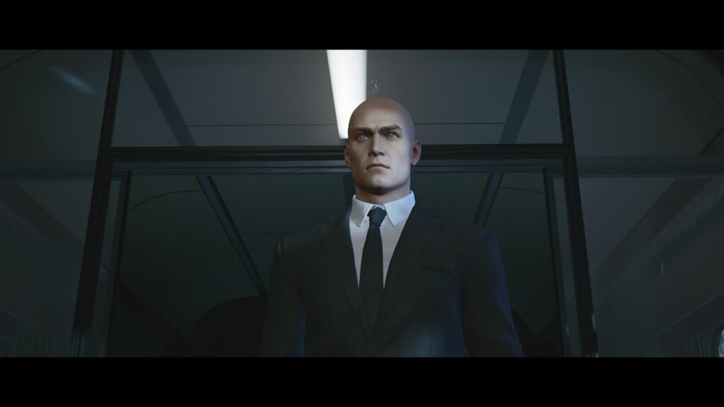 Агент 47 из Hitman стоит в коридоре