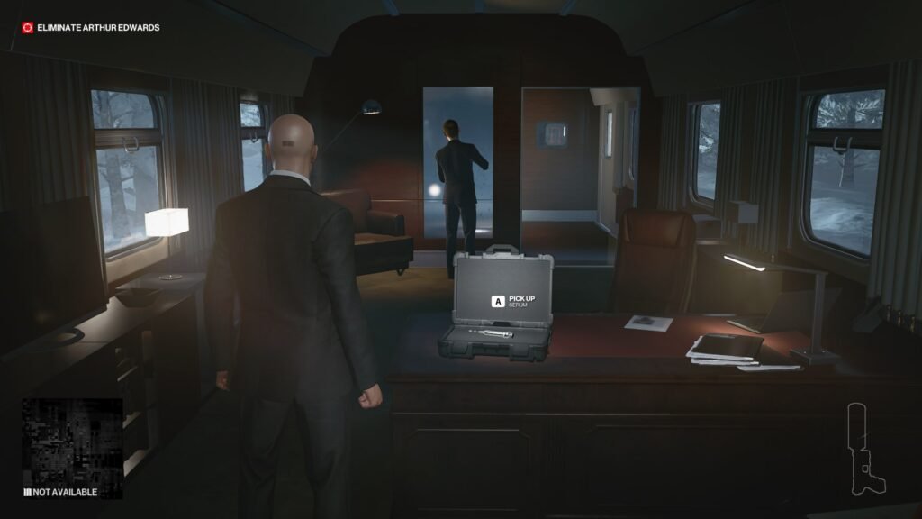 Агент 47 из Hitman преследует мужчину в вагоне поезда