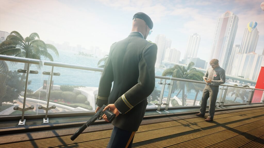 Агент 47 из Hitman держит пистолет на балконе